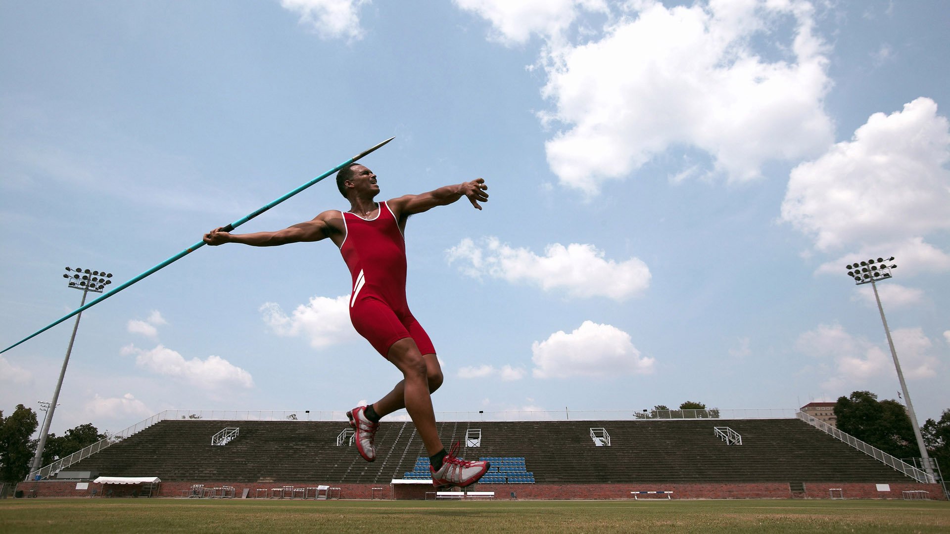 凯恩完成自我救赎,巴西淘汰赛过关巴萨,足球场上的双重奏鸣
